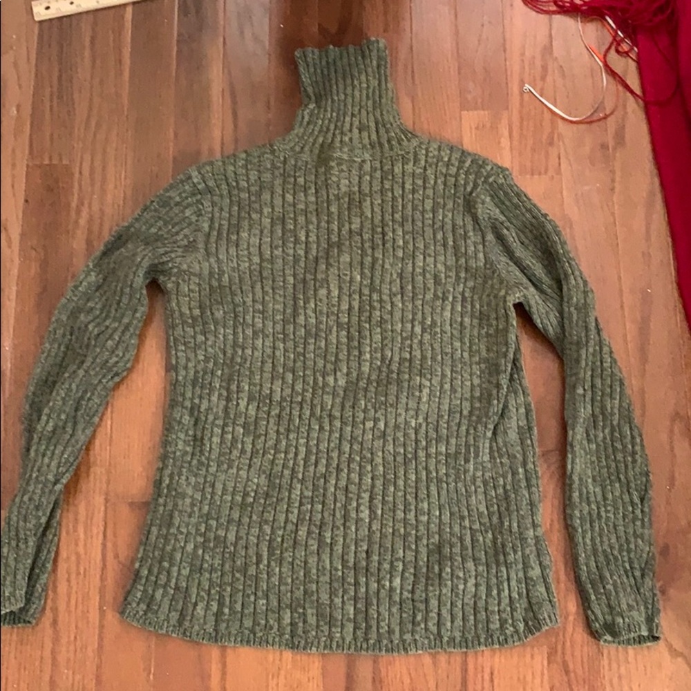 Green turtle neck sweater